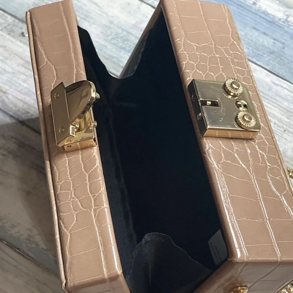Vegan Leather Clutch Box Bag Tan Crocodile Faux Gold Tone Crossbody‎ Chain NWOT